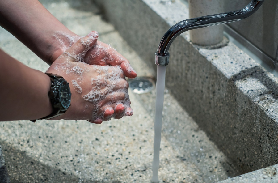 laver les mains avec du savon liquide